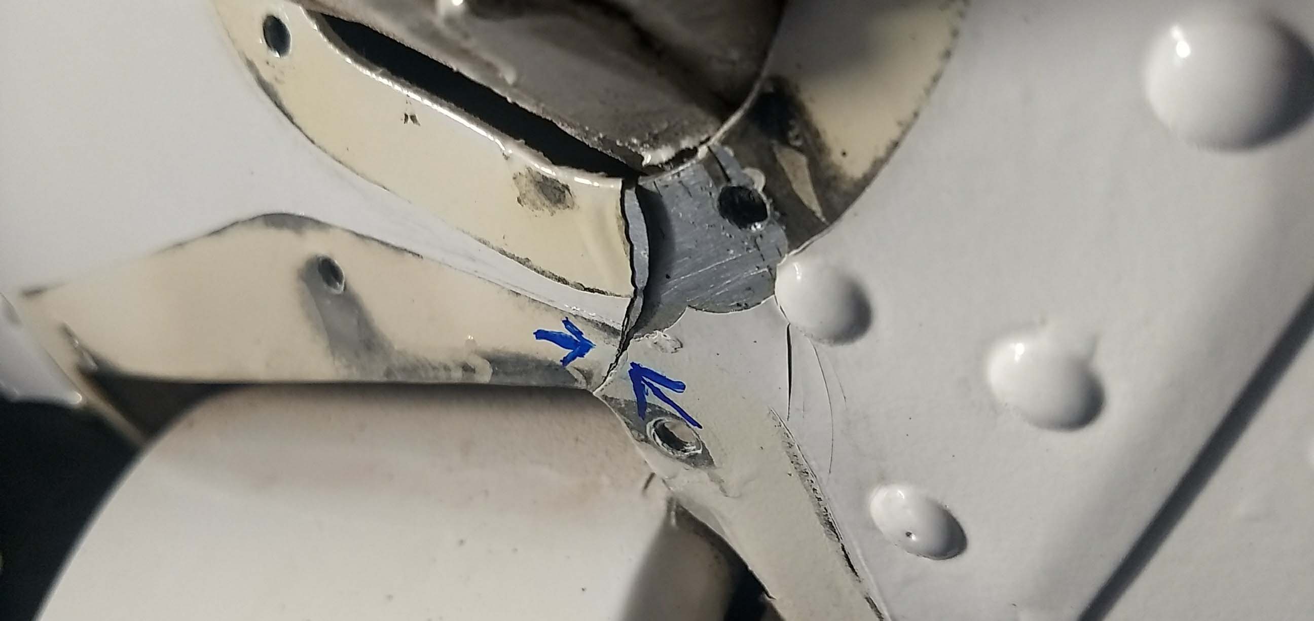 Cessna crack.jpg